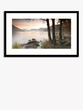 John Lewis Mike Shepherd „Misty Lake“ gerahmter Druck mit Passepartout, 64,5 x 104,5 cm, Grün/Mehrfarbig