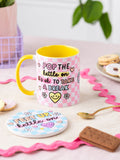 Sam Jayne Designs Gelbes Geschenkset „Pop the kettle on“ Tasse und Untersetzer