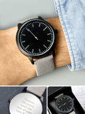 Personalisierte Herrenuhr von PMC in Mattschwarz mit grauem Armband und Präsentationsbox 